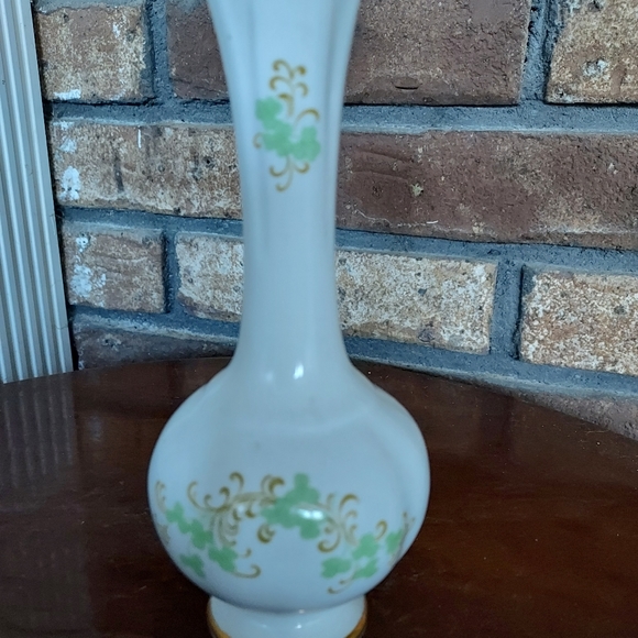 Royal Tara Irish Bone China Bud Vase Shamrocks Gold Trim Ireland 6.5 Inches - Picture 2 of 8